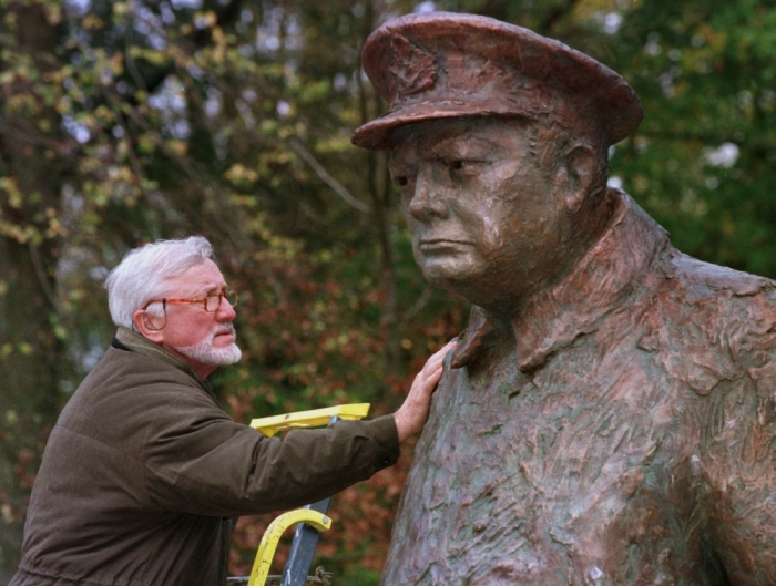 French sculptor Jean Cardot (L) inspects his bronze statue of Sir Winston Churchill, November 2, 1998. French sculptor Jean Cardot's statue of Churchill measures 3.20 metres, weighs 2.5 tonnes.