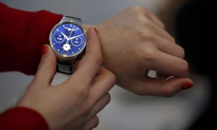 A hostess displays the Huawei Watch during the Mobile World Congress in Barcelona March 3, 2015.