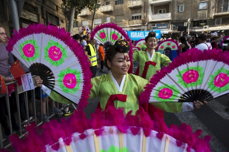 Participants march during an annual parade on the Jewish holiday of Sukkot in Jerusalem, Israel, October 1, 2015. Thousands of foreigners who support Israel took part on Thursday in the parade along with groups of Israelis.