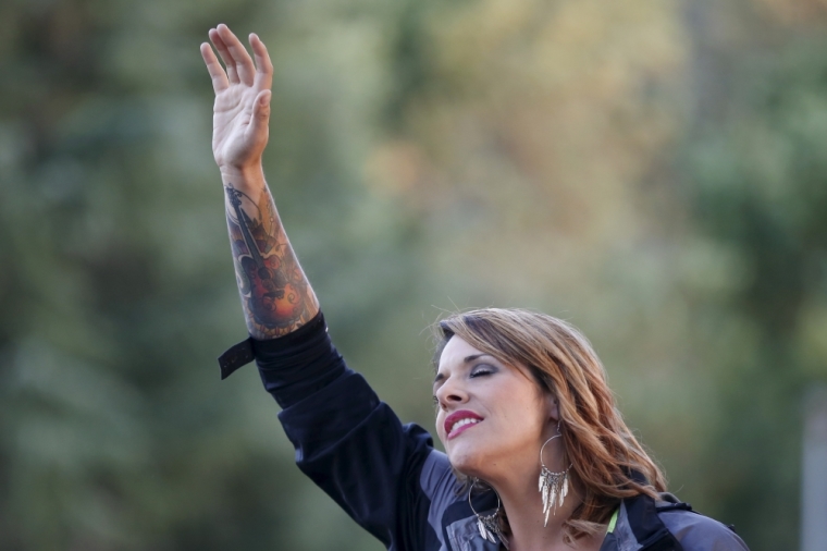 A woman prays during a candlelight vigil for victims of the Umpqua Community College shooting, in Winston, Oregon, United States, October 3, 2015. The gunman who killed his English professor and eight others at an Oregon community college committed suicide after a shootout with police who were on the scene within five minutes and exchanged fire with him almost immediately, authorities said.