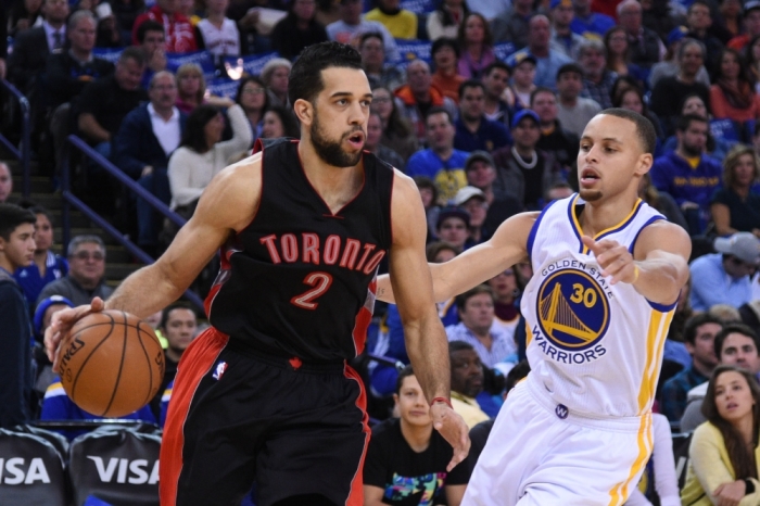 Toronto Raptors guard Landry Fields (2) dribbles the basketball against Golden State Warriors guard Stephen Curry (30) during the first quarter at Oracle Arena, Oakland, California, January 2, 2015.