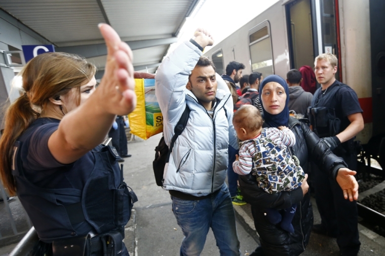 Police directs migrants at a train station near the border with Austria in Freilassing, Germany, September 15, 2015. A total of 4,537 asylum seekers reached Germany by train on Monday despite the imposition of new controls at the border with Austria, the federal police said on Tuesday. The arrivals brought the number of asylum seekers who have entered Germany by train since the start of the month to 91,823, a police spokeswoman in Potsdam said.