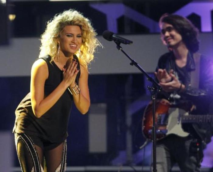 Singer Tori Kelly acknowledges the audience after her performance at the MuchMusic Video Awards in Toronto, Canada, June 21, 2015.