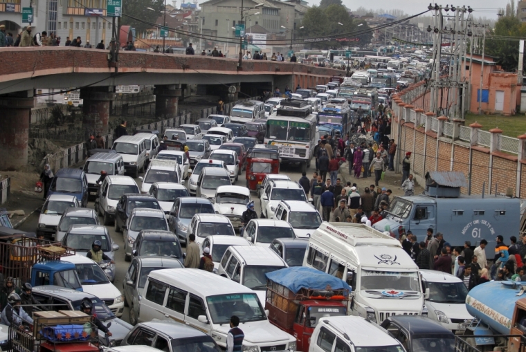 Vehicles jam the road after a flyover was briefly closed to vehicular traffic for precautionary measures following an earthquake in Srinagar October 26, 2015. A powerful earthquake struck a remote area of northeastern Afghanistan on Monday, shaking the capital Kabul with shockwaves being felt in northern India and in Pakistan, where hundreds of people ran out of buildings as the ground rolled beneath them.