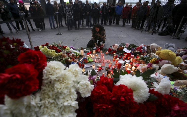 A woman puts a toy on a makeshift memorial for victims of a Russian airliner which crashed in Egypt, outside Pulkovo airport in St. Petersburg, Russia, November 1, 2015. An Airbus A321, operated by Russian airline Kogalymavia under the brand name Metrojet, carrying 224 passengers crashed into a mountainous area of Egypt's Sinai peninsula on Saturday shortly after losing radar contact near cruising altitude, killing all aboard. Russian President Vladimir Putin declared a day of national mourning for Sunday.