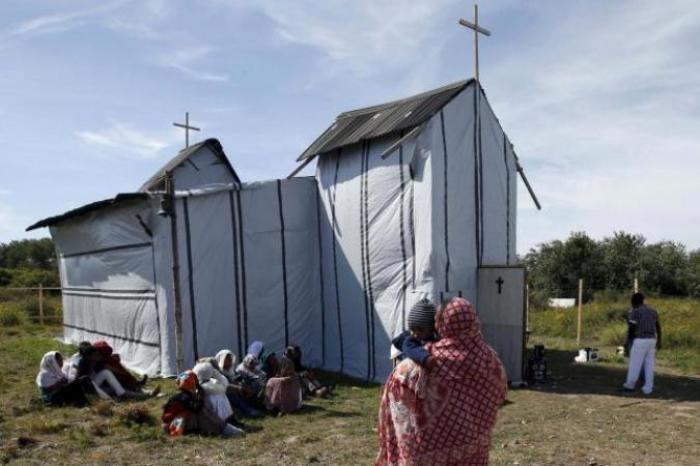 Christian migrants from Eritrea and Ethiopia attend the Sunday mass at the makeshift church in 'The New Jungle' near Calais, France, August 2, 2015.