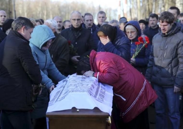 Relatives mourn next to a coffin of Alexei Alexeev, a victim of a Russian airliner which crashed in Egypt, during a funeral ceremony at the Bogoslovskoye cemetery in St. Petersburg, Russia November 5, 2015.