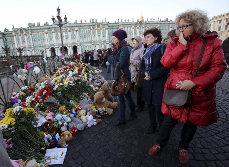 People gather at Dvortsovaya Square to commemorate victims of the air crash in Egypt in St. Petersburg, Russia, November 3, 2015. Egypt's civil aviation ministry said on Tuesday there were no facts to substantiate assertions by Russian officials that the Russian airliner that crashed in Egypt's Sinai Peninsula on Saturday broke up in mid-air.