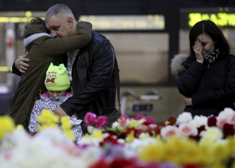 People mourn at a makeshift memorial for victims of a Russian airliner which crashed in Egypt, outside Pulkovo Airport in St. Petersburg, Russia, November 4, 2015. The Russian-operated Airbus A321M, operated by Russian airline Kogalymavia under the brand name Metrojet, crashed on Saturday shortly after taking off from the Red Sea resort of Sharm al-Sheikh on its way to St. Petersburg, killing all 224 people on board.