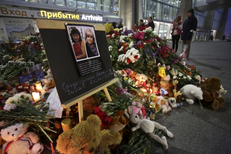 People mourn at a makeshift memorial for victims of a Russian airliner which crashed in Egypt, outside Pulkovo Airport in St. Petersburg, Russia, November 4, 2015. The Russian-operated Airbus A321M, operated by Russian airline Kogalymavia under the brand name Metrojet, crashed on Saturday shortly after taking off from the Red Sea resort of Sharm al-Sheikh on its way to St. Petersburg, killing all 224 people on board.