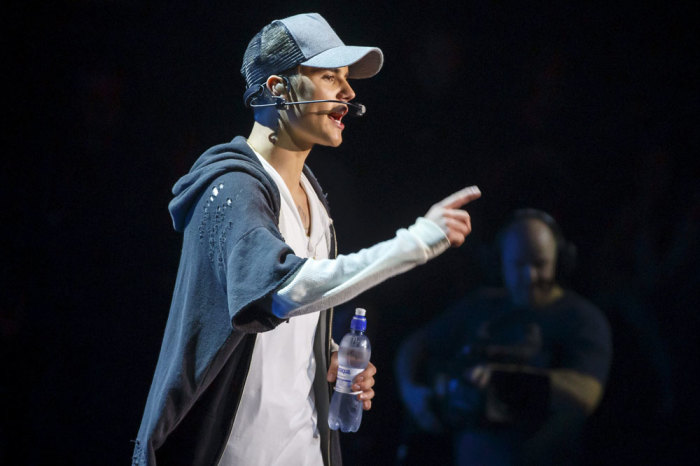 Singer Justin Bieber stands on stage during a concert in Oslo October 29, 2015. Canadian pop singer Bieber, who made a triumphant return to the European stage at the MTV Europe Music Awards in Milan on Sunday, abruptly canceled his concert in Oslo on Thursday night after performing just one song.