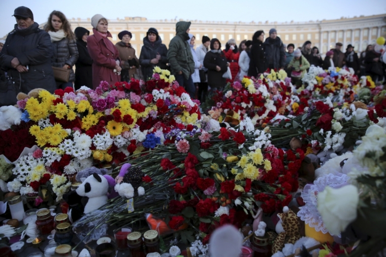 People gather at Dvortsovaya Square to commemorate victims of the air crash in Egypt in St. Petersburg, Russia, November 3, 2015. Egypt's civil aviation ministry said on Tuesday there were no facts to substantiate assertions by Russian officials that the Russian airliner that crashed in Egypt's Sinai Peninsula on Saturday broke up in mid-air.