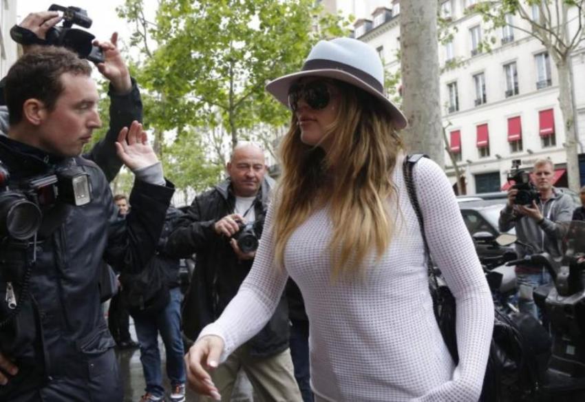 Khloe Kardashian walks past photographers in Paris May 20, 2014.