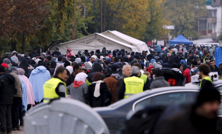 Migrants wait to enter a registration camp in Preshevo, Serbia, October 24, 2015. European Commission President Jean-Claude Juncker has called an extraordinary meeting of several European leaders on Sunday to tackle the migrant crisis in the western Balkans as thousands trying to reach Germany are trapped in deteriorating conditions. The Commission said in a statement on Wednesday that Juncker had invited the heads of state or government of Austria, Bulgaria, Croatia, Macedonia, Germany, Greece, Hungary, Romania, Serbia and Slovenia, plus key organisations involved.