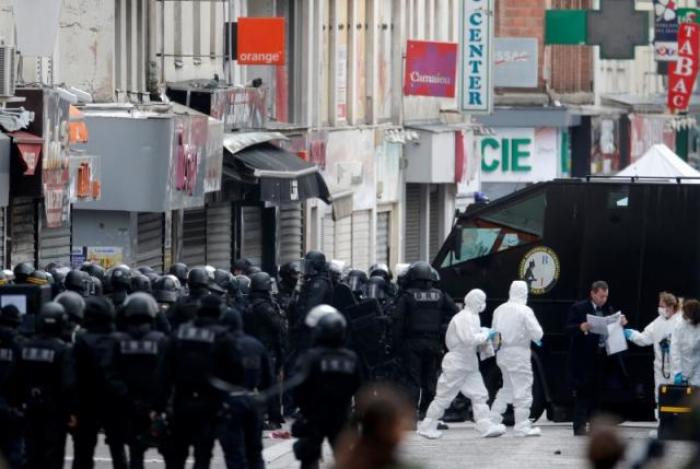 French special police forces secure the area as shots are exchanged in Saint-Denis, France, near Paris, November 18, 2015 during an operation to catch fugitives from Friday night's deadly attacks in the French capital.