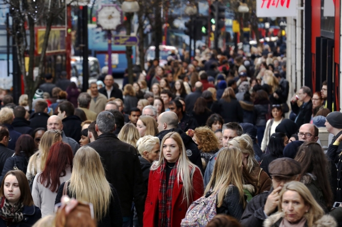 Shoppers throng Oxford street during the final weekend of shopping before Christmas in London, England, December 20, 2014.