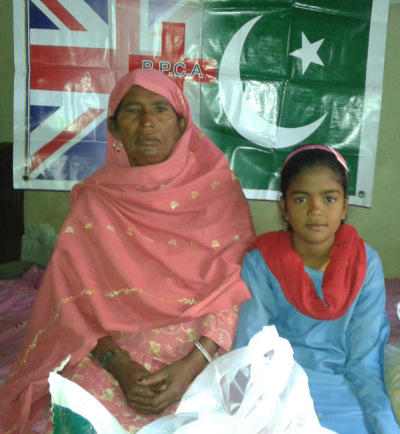 Eight-year-old Pakistani Christian girl Sara Bibi (r) pictured with her mother (l) in November of 2015
