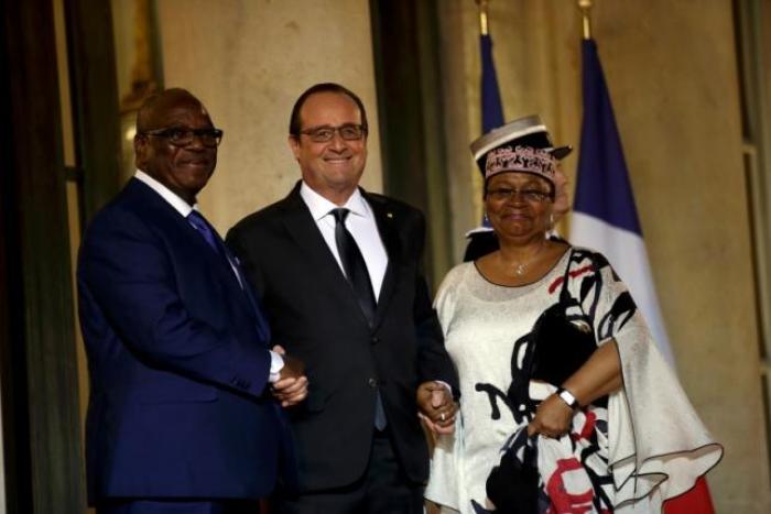 French President Francois Hollande (C) welcomes President of Mali Ibrahim Boubacar Keita (L) and his wife Aminata Maiga Keita at the Elysee palace in Paris, France prior to a state dinner, October 21, 2015, as part of a three-day state visit to France.