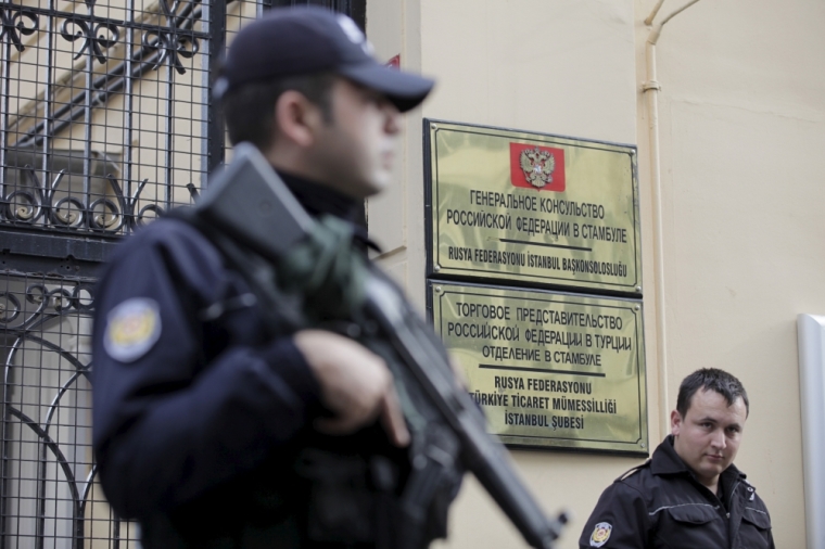 Turkish riot police stand guard in front of the Russian Consulate in central Istanbul, Turkey, November 24, 2015. Turkish fighter jets shot down a Russian warplane near the Syrian border on Tuesday after repeated warnings over air space violations, but Moscow said it could prove the jet had not left Syrian air space.