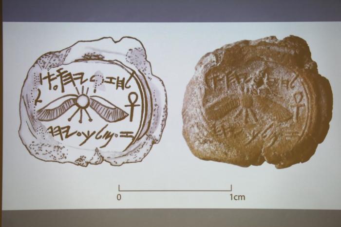 A projected image of a clay imprint, known as a bulla, which was unearthed from excavations near Jerusalem's Old City, and later discovered to be from the seal of the biblical King Hezekiah, is displayed during a news conference at The Hebrew University in Jerusalem December 2, 2015.