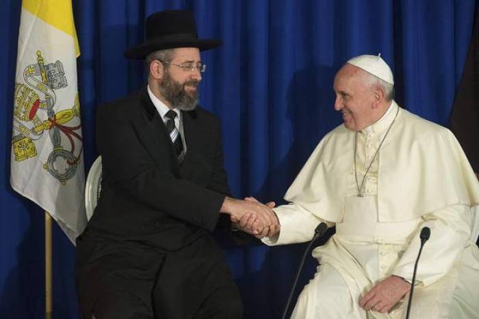 Pope Francis shakes hands with Israeli Rabbi David Lau during a meeting in Jerusalem, May 26, 2014.