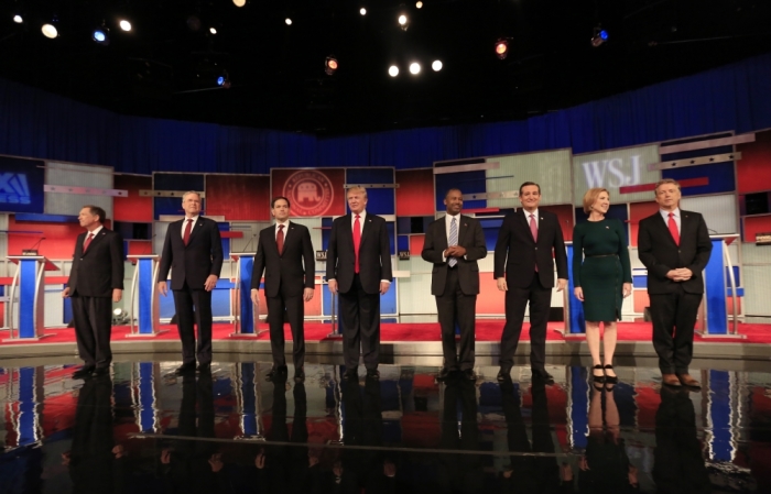 Republican U.S. presidential candidates (L-R) Governor John Kasich, former Governor Jeb Bush, U.S. Senator Marco Rubio, businessman Donald Trump, Dr. Ben Carson, U.S. Senator Ted Cruz, former HP CEO Carly Fiorina and U.S. Rep. Rand Paul pose during a photo opportunity before the debate held by Fox Business Network for the top 2016 U.S. Republican presidential candidates in Milwaukee, Wisconsin, November 10, 2015.