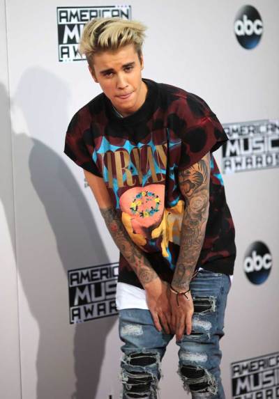 Singer Justin Bieber arrives at the 2015 American Music Awards in Los Angeles, California November 22, 2015.