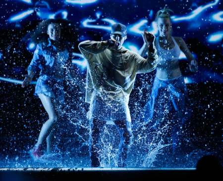 Justin Bieber performs "Sorry" during the 2015 American Music Awards in Los Angeles, California November 22, 2015.