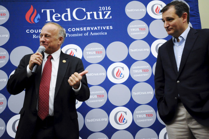 Iowa Congressman Steve King (L) introduces Republican U.S. presidential candidate Ted Cruz at an event after the Presidential Family Forum in Des Moines, Iowa November 20, 2015.
