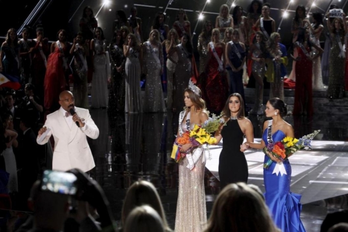 Host Steve Harvey (far L) speaks as Miss Colombia Ariadna Gutierrez (L), Miss Universe 2014 Paulina Vega (C) and Miss Philippines Pia Alonzo Wurtzbach listen onstage during the 2015 Miss Universe Pageant in Las Vegas, Nevada, December 20, 2015.