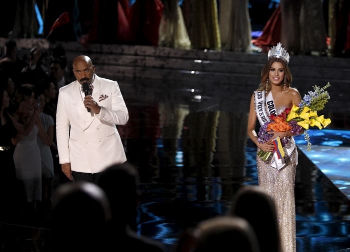 Host Steve Harvey (L) speaks to the audience after Miss Colombia Ariadna Gutierrez (R) was crowned Miss Universe during the 2015 Miss Universe Pageant in Las Vegas, Nevada, December 20, 2015. Harvey said he made a mistake when reading the card. Miss Philippines Pia Alonzo Wurtzbach is the actual winner.