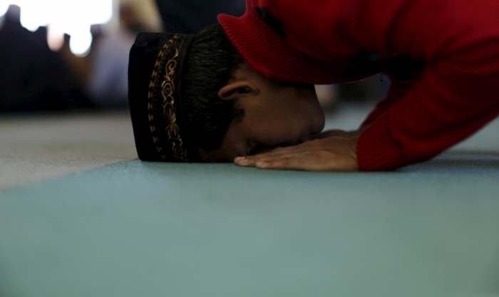 A person prays at the Ahmadiyya Muslim Community Baitus-Salaam Mosque during an open mosque event at which members of the public are invited to see how Ahmadiyya Muslims pray, in Hawthorne, California December 18, 2015.