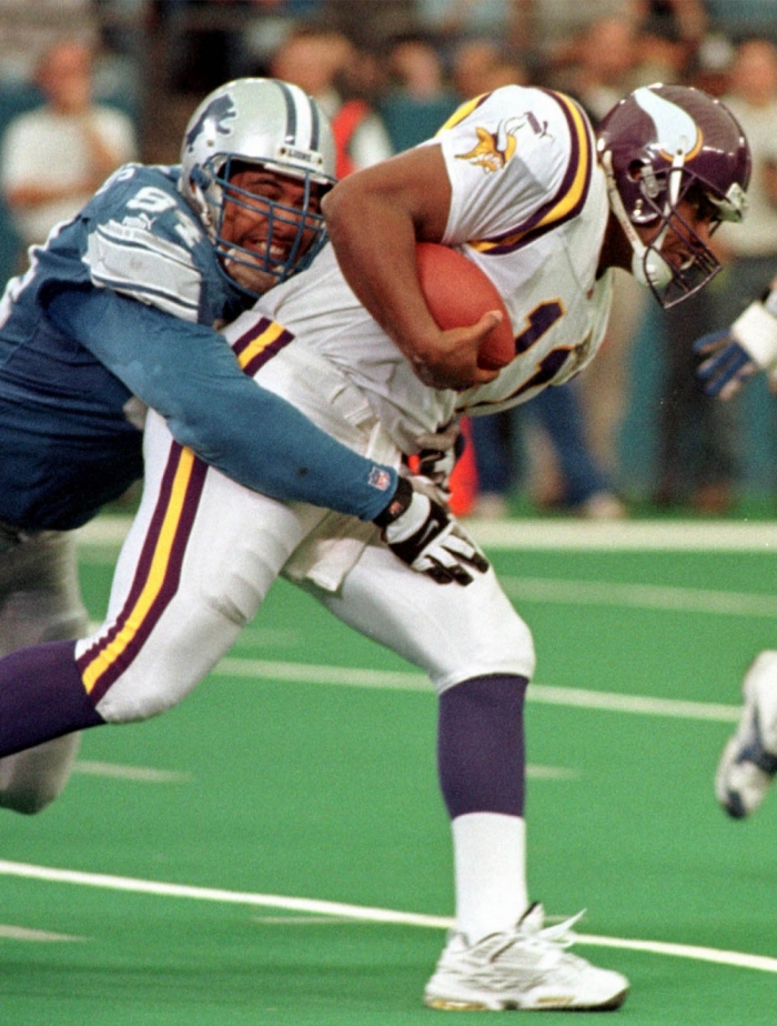 Detroit Lions' Luther Ellis (L) wraps his arms around Minnesota Viking quarterback Duante Culpepper October 1, 2000, in second quarter action of their NFL game at the Pontiac Silverdome.