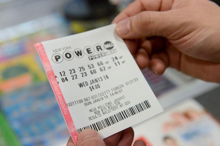 A person holds a Powerball ticket in New York January 10, 2016.