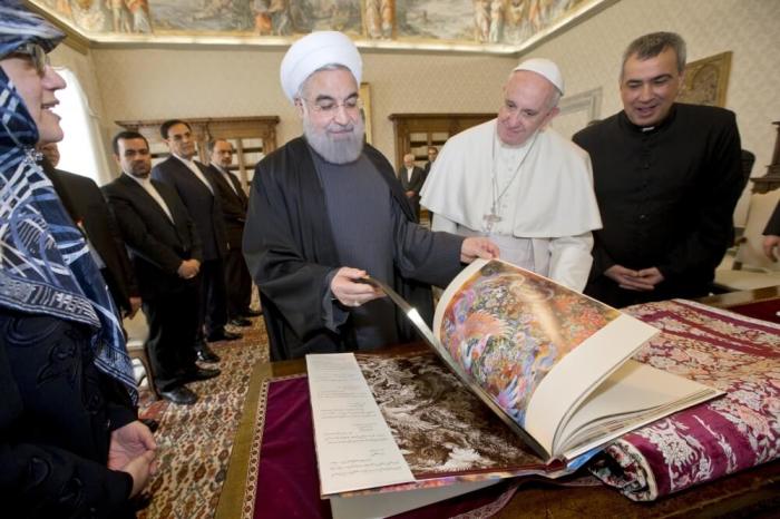 Iran President Hassan Rouhani (L) exchanges gifts with Pope Francis at the Vatican, January 26, 2016.