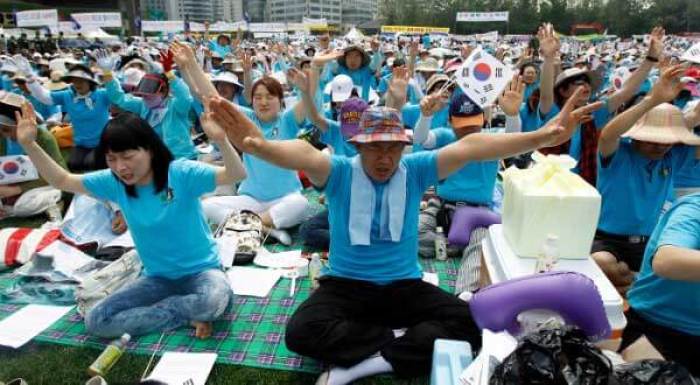 Thousands of Christians pray during an anti-North Korea rally marking Memorial Day in Seoul June 6, 2011.