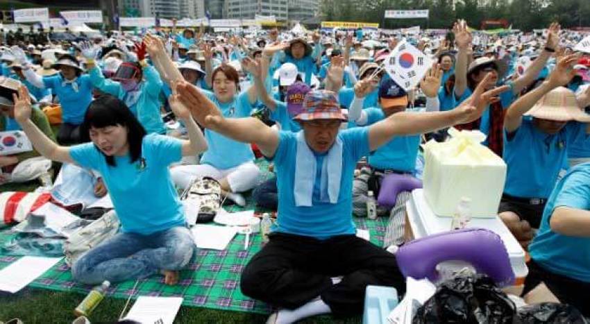Thousands of Christians pray during an anti-North Korea rally marking Memorial Day in Seoul June 6, 2011.