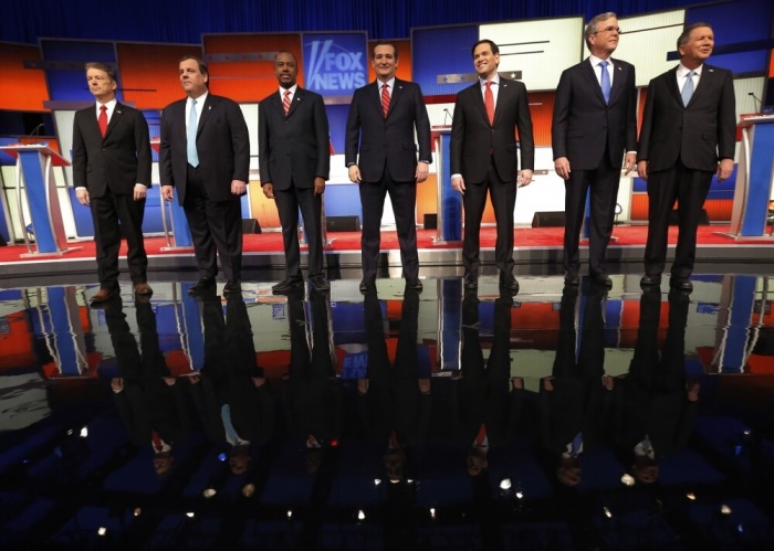 Republican U.S. presidential candidates (L-R) U.S. Senator Rand Paul, Governor Chris Christie, Dr. Ben Carson, Senator Ted Cruz, Senator Marco Rubio, former Governor Jeb Bush and Governor John Kasich pose together onstage at the start of the debate held by Fox News for the top 2016 U.S. Republican presidential candidates in Des Moines, Iowa January 28, 2016.