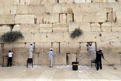 Workers remove notes from the cracks of the Western Wall, Judaism's holiest prayer site, in Jerusalem's Old City, September 9, 2015. Workers on Wednesday cleaned out the cracks and made room for more paper notes that Jews believe are notes to God, ahead of the Jewish New Year that starts on September 12.