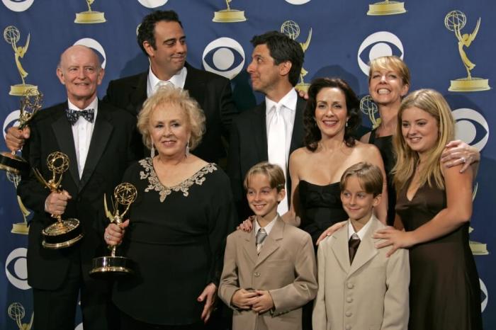 The Emmy-winning cast of 'Everyone Loves Raymond' poses backstage at the 57th annual Prime Time Emmy Awards in Los Angeles, September 18, 2005. 'Everybody Loves Raymond,' which recently ended its nine-year CBS run, clinched an upset victory as best comedy at the Emmy Awards.