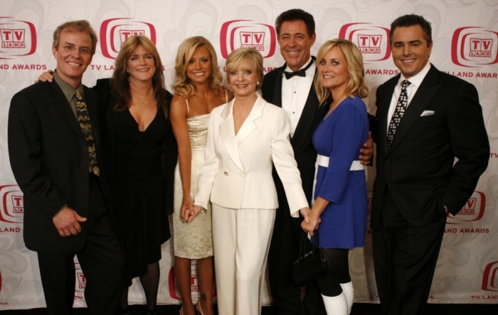 (L-R) Mike Lookinland, Susan Olsen, Kelly Ripa, Florence Henderson, Barry Williams, Maureen McCormick and Christopher Knight pose backstage at the taping of the 5th Annual TV Land Awards in Santa Monica, California, April 14, 2007.