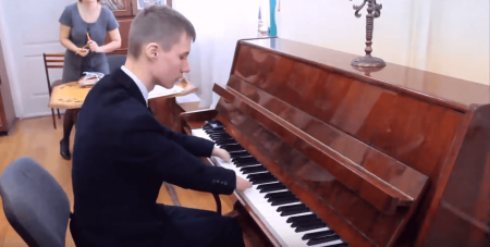 A fingerless Russian man plays the piano better than most people with ten fingers.