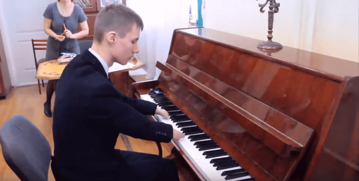 A fingerless Russian man plays the piano better than most people with ten fingers.
