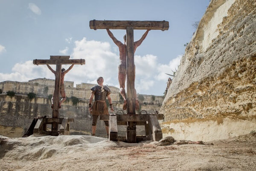 Film still for "Risen" (2016).