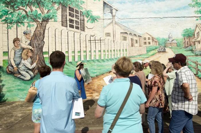 Sandy Smith leads a walking tour of sites mentioned in the books 'To Kill a Mockingbird' and 'Go Set a Watchman' in Monroeville, Alabama July 14, 2015. The southern hometown of author Harper Lee, is celebrating the release of 'Go Set a Watchman' Lee's first published novel in 55 years.