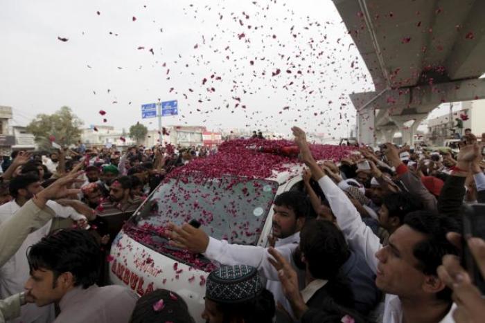 Supporters of Mumtaz Qadri shower rose pastels on an ambulance carrying the body of Qadri for funeral in Rawalpindi, Pakistan, March 1, 2016.