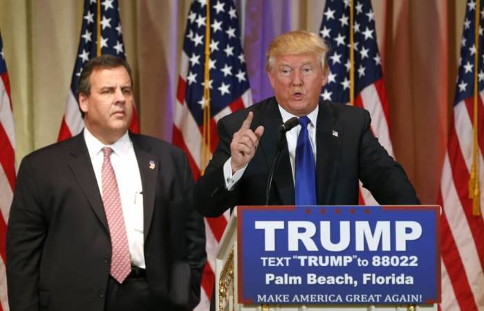 Republican U.S. presidential candidate Donald Trump, with former rival candidate Governor Chris Christie (L) at his side, speaks about the results of Super Tuesday primary and caucus voting during a news conference in Palm Beach, Florida March 1, 2016.