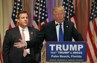 Republican U.S. presidential candidate Donald Trump, with former rival candidate Governor Chris Christie (L) at his side, speaks about the results of Super Tuesday primary and caucus voting during a news conference in Palm Beach, Florida, March 1, 2016.