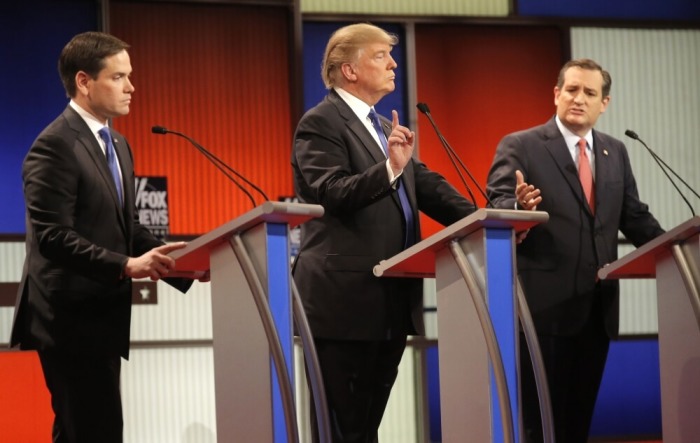 Republican U.S. presidential candidate Donald Trump gestures between rival candidates Marco Rubio (L) and Ted Cruz (R) at the U.S. Republican presidential candidates debate in Detroit, Michigan, March 3, 2016.