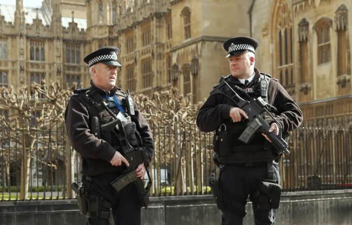 Armed police stand on guard at the Houses of Parliament in London, Britain, March 22, 2016. Britain's Prime Minister David Cameron said he would chair a crisis response meeting following explosions in Brussels on Tuesday.